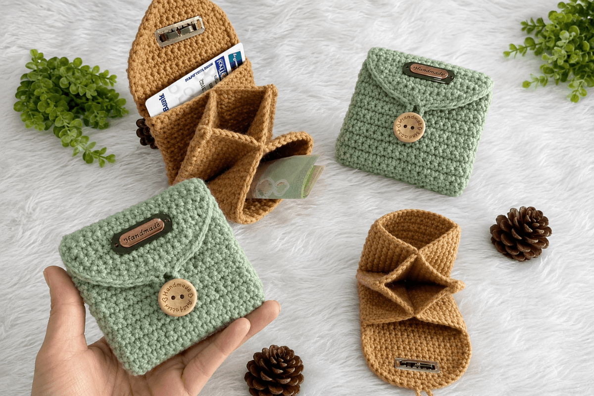 Gehäkelte Mini-Täschchen in Grün und Braun mit Knopfverschluss und praktischer Fächerform