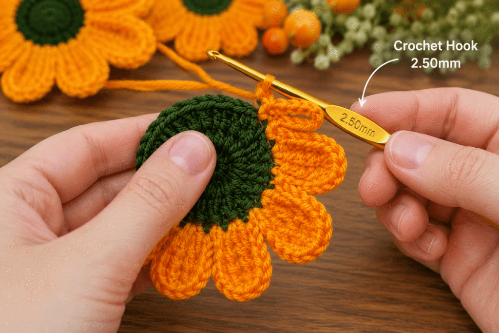 Gehäkelte Sonnenblume in Orange und Grün mit handgemachten Blütenblättern und grünen Blättern