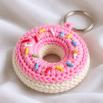 Gehäkelter Donut-Schlüsselanhänger mit bunten Streuseln