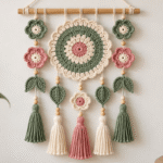 Häkel-Wandbehang mit Blumen und Quasten in Rosa, Creme und Salbeigrün